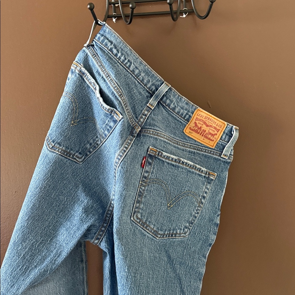 Levi's Classic Blue Jeans with Leather Patch 501 - Picture 4 of 4